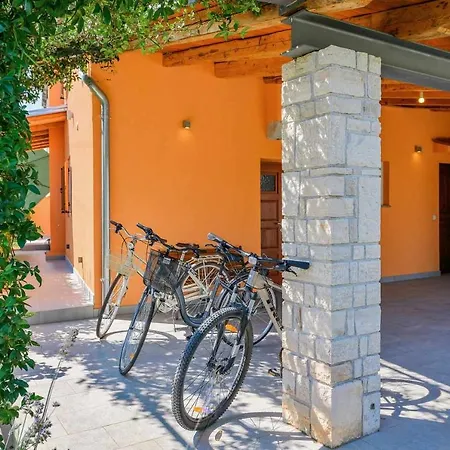 Nonina Hiza Porec